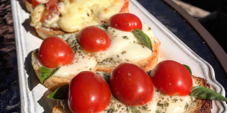 Bruschetta de tomate cereja com gorgonzola