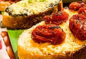 Bruschetta de tomate cereja com gorgonzola