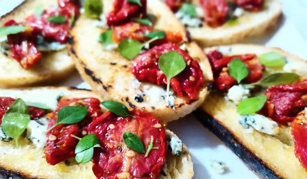 Bruschetta de tomate com manjericão para seu Ano Novo