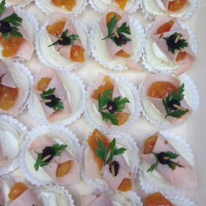 Canapés de peito de peru e damasco