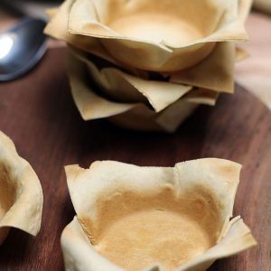 Cestinha de massa de pastel com recheio de calabresa tudo gostoso