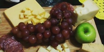 Espetinhos de queijo e uva