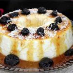 Manjar de coco com calda de ameixa tudo gostoso