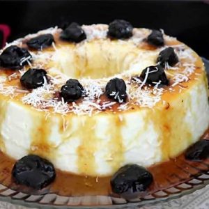 Manjar de coco com calda de ameixa tudo gostoso