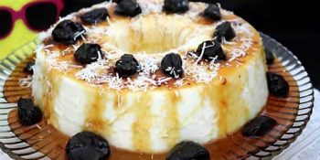 Manjar de coco com calda de ameixa