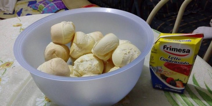 Pão de queijo doce com leite condensado