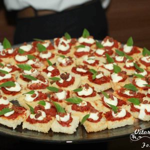 Torradas com maionese e tomate