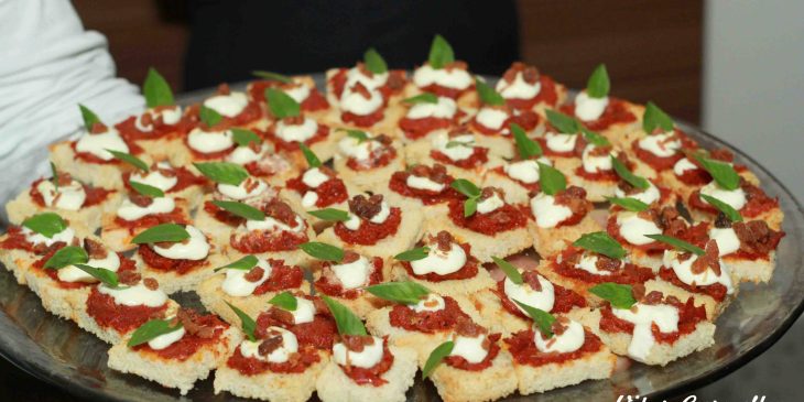 Torradas com maionese e tomate