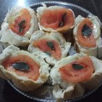 Torradas com maionese e tomate