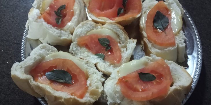 Torradas com maionese e tomate