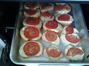 Torradas com maionese e tomate