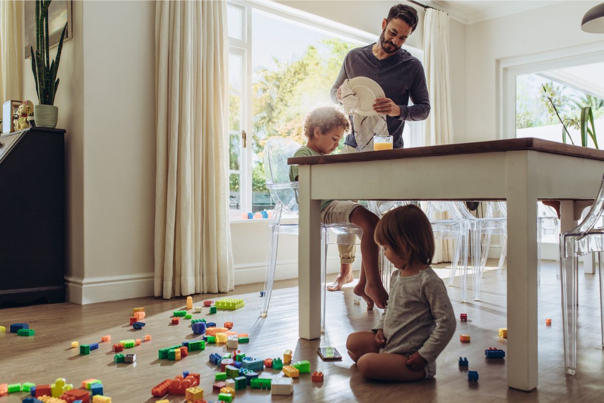 crianças ajudar nas férias em casa