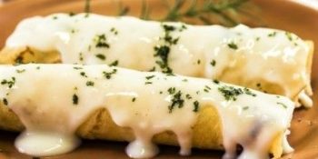 panqueca de queijo com molho branco