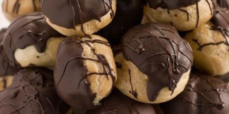 profiteroles de padaria de chocolate