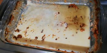 tirar comida queimada de travessa