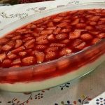 Travessa de morango com gelatina tudo gostoso simples
