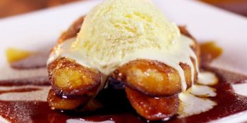 Bananas caramelizadas com sorvete