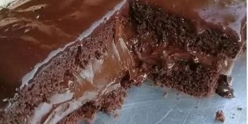 Bolo de chocolate com calda de ganache da Rita Lobo