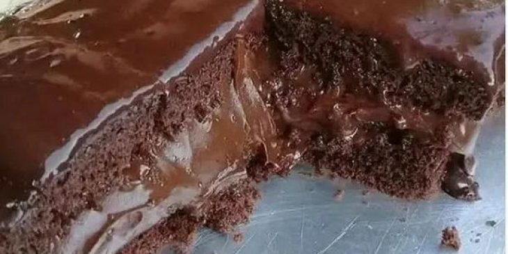 Bolo de chocolate com calda de ganache fofinho ana maria