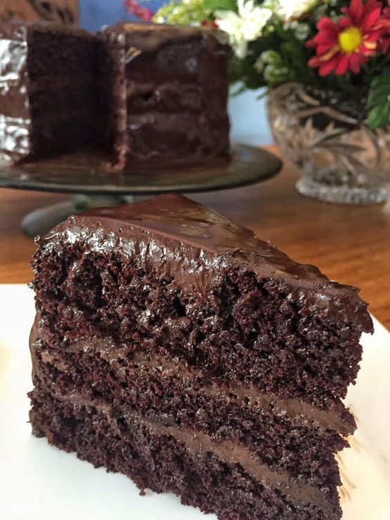 Bolo de chocolate com calda de ganache da Rita Lobo simples liquidificador úmido