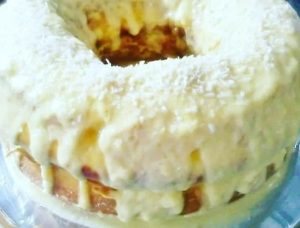 Bolo de laranja com cobertura de coco