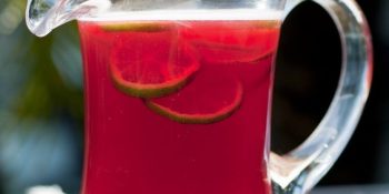 Chá de hibisco com suco de limão