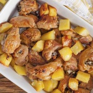 Frango à passarinho no forno com batatas tudo gostoso