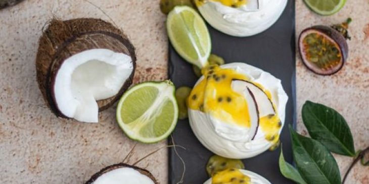 Mini pavlovas com frutas tropicais tudo gostoso