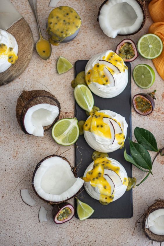 Mini pavlovas com frutas tropicais tudo gostoso