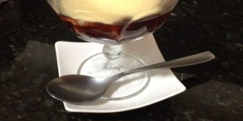 Sagu de vinho tinto com creme inglês