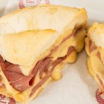 Sanduíche de queijo com mortadela