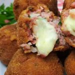 Bolinho de queijo com linguiça tudo gostoso