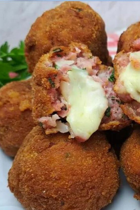 Bolinho de queijo com linguiça tudo gostoso