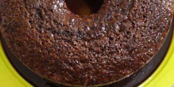 Bolo de chocolate com iogurte e aveia
