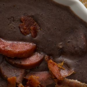 feijão preto com linguiça e bacon tudo gostoso