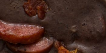 Feijão preto com linguiça e bacon