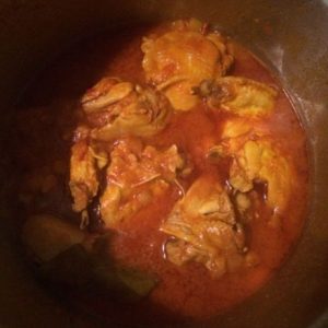 Galinha guisada da vovó no fogão á lenha