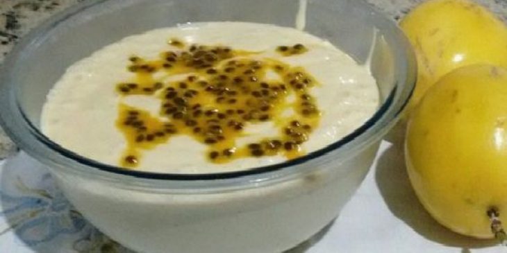 mousse de maracujá com a fruta simples fácil