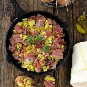 ovos com bacon frito mexido