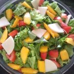 Salada com queijo coalho tudo gostoso