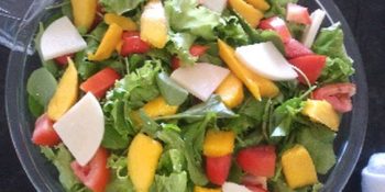 Salada com queijo coalho