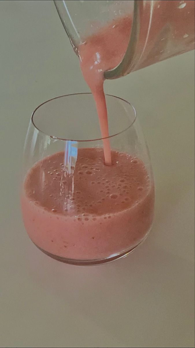 vitamina de morango com whey no liquidificador