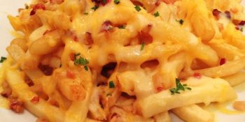 Batata frita com queijo cheddar derretido
