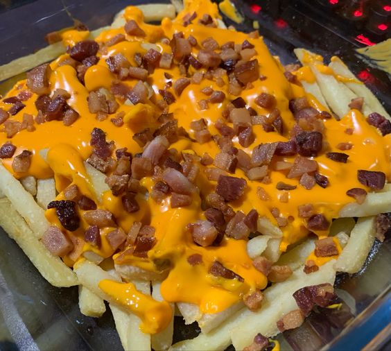 Batata frita com queijo cheddar derretido maravilhosa demais