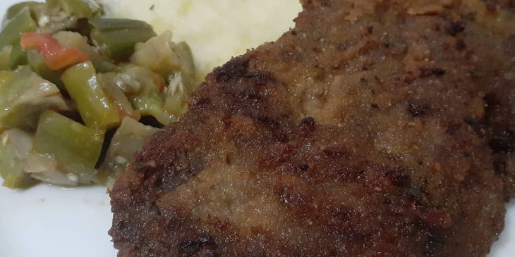 Bifes de fígado à milanesa