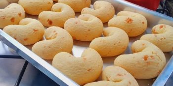 Biscoito de queijo mineiro fresquinho na sua mesa