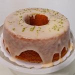Bolo de laranja com cobertura de limão