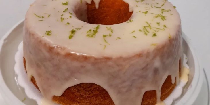 Bolo de laranja com cobertura de limão