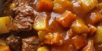 Carne de panela com batata e caldo grosso