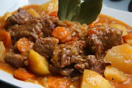 Carne de panela com batata e caldo grosso fácil 